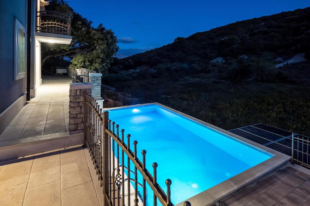 Holiday Home Beyla Pucisca Luaran gambar